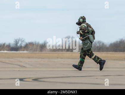 Der 138.-Kampfflügel führt am 5. März 2022 auf der Tulsa Air National Guard Base, Okla. Eine ATSO-Trainingsübung ist eine von der Luftwaffe beauftragte Übung, die sich darauf konzentriert, die Fähigkeit von Flugleuten zu verbessern, ihre Aufgaben unter weniger als idealen Bedingungen auszuführen und die Reaktion des Geräts auf chemische, biologische, radiologische und nukleare Bedrohungen zu verbessern. (Foto der Oklahoma Air National Guard von Meister Sgt. C.T. Michael) Stockfoto