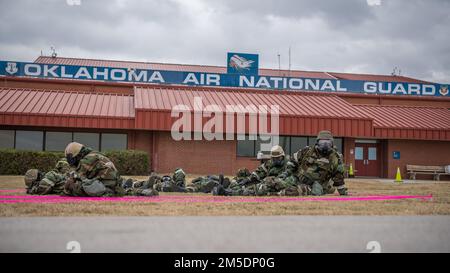 Der 138.-Kampfflügel führt am 5. März 2022 auf der Tulsa Air National Guard Base, Okla. Eine ATSO-Trainingsübung ist eine von der Luftwaffe beauftragte Übung, die sich darauf konzentriert, die Fähigkeit von Flugleuten zu verbessern, ihre Aufgaben unter weniger als idealen Bedingungen auszuführen und die Reaktion des Geräts auf chemische, biologische, radiologische und nukleare Bedrohungen zu verbessern. (Foto der Oklahoma Air National Guard von Meister Sgt. C.T. Michael) Stockfoto