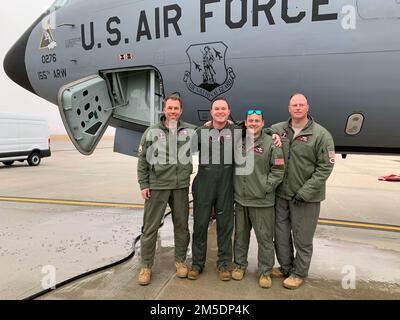 Major Evan Gibson (Mitte links), 173. Air Tanken Squadron KC-135 Stratotanker Pilot steht mit der Flugbesatzung und feiert seinen letzten Flug, 5. März 2022, Lincoln Air Force Base, Nebraska. Gibsons Familie und seine Kollegen bei Airmen gratulieren ihm zu seinen beruflichen Leistungen. Stockfoto