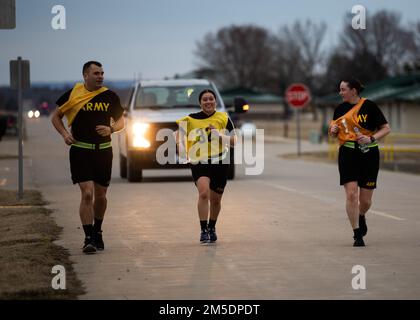 Die Soldaten der Oklahoma Army National Guard absolvieren den letzten Abschnitt des 3-Meilen-Laufs des Army Physical Fitness Tests während des Wettbewerbs der besten Krieger im Camp Gruber Training Center, Oklahoma, 5. März 2022. Der Wettbewerb ist ein dreitägiges jährliches Event, bei dem hochrangige Soldaten ihre Fähigkeiten in einer Vielzahl von Kriegeraufgaben und Übungen auf die Probe stellen. Die Teilnehmer ertragen Tests in der Landnavigation, Schießkunst und Waffenfertigkeiten, einen Sturmkurs, einen schriftlichen Aufsatz und einen Auftritt vor einem Sergeants Major, alles gipfelt in einem 12 Meilen langen rüsschen. (Oklahoma National Guar Stockfoto