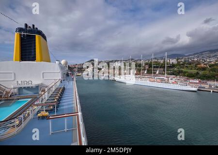 Club Med 2, ein 5-Mast-Staysail-Schoner, von Saga Spirit of Discovery aus gesehen. Funchal, Madeira. Stockfoto