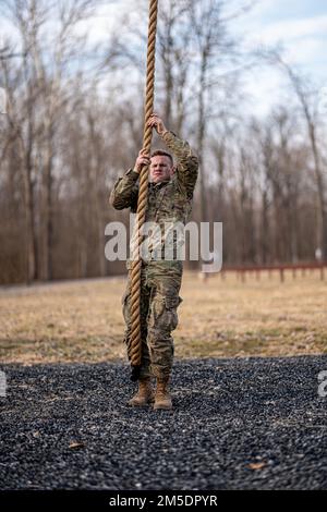 Staff Sgt. Michael Bougher von der Nachhaltigkeits-Brigade 38. schloss den Seilklettern auf dem Konditionierungskurs von Camp Atterbury ab und wurde schließlich zum Gewinner des ersten Platzes für die unkommisionierten Offiziere gekürt. Der diesjährige Wettbewerb „Bester Krieger“ bestand aus 13 nicht kommissionierten Offizieren und 12 Juniorsoldaten, die an 13 Veranstaltungen teilnahmen, um ihre Gesamtkompetenz in Kampfübungen, Vertrauenskurs, Schießstand, körperliche Fitness, akademische Fähigkeiten und militärische Bedeutung zu bewerten. Stockfoto