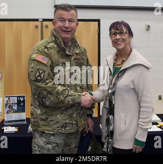 88. der kommandierende General der Abteilung Bereitschaft, Major Darrell Guthrie, Left, zeigte seine Unterstützung, indem er sich am 5. März 2021 auf der Joint Services Career Fair im Navy Operational Support Center Auditorium in Minneapolis, Minnesota, mit Lieferanten traf. Renee Chase, Right, eine Spezialistin für Bereitschaft der Armee, mit Sitz in Fort Snelling, Minnesota, ist eine Arbeitsvermittlung, die feststellt, dass Service-Mitglieder auf ihre Fähigkeiten zugeschnitten sind und ihre umfangreichen Verbindungen in Militär-, Landes-, Bundes- und Gemeindeorganisationen nutzen, um Soldaten mit Jobs im Mittleren Westen zu verbinden. Stockfoto