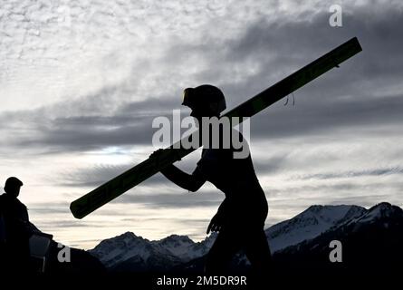 Oberstdorf, Deutschland. 28. Dezember 2022. Skispringen/Skispringen, Weltmeisterschaft, Four Hills Tournament, Large Hill, Männer, Training: Die Skispringer kommen auf den Hügel. Credit: Angelika Warmuth/dpa/Alamy Live News Stockfoto