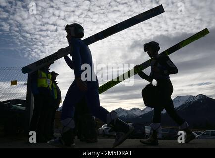 Oberstdorf, Deutschland. 28. Dezember 2022. Skispringen/Skispringen, Weltmeisterschaft, Four Hills Tournament, Large Hill, Männer, Training: Die Skispringer kommen auf den Hügel. Credit: Angelika Warmuth/dpa/Alamy Live News Stockfoto