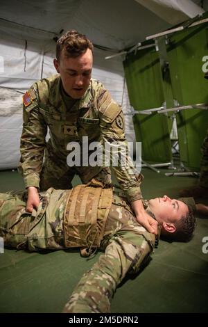 USA Brendan Titus, Sanitäter mit 325. Brigaden-Stützbataillon, 3. Infanteriebrigaden-Kampfteam, 25. Infanteriedivision, demonstriert die richtige Technik, wie man einen Verletzten auf einen Wurf rollt, während einer taktischen Kampfnotfallversorgung in Fort Magsaysay, Nueva Ecija, Philippinen, 5. März 2022. Fast 1.100 US-Dollar Soldaten der pazifischen Armee werden in Salaknib zusammen mit ihren philippinischen Pendants teilnehmen, um die Interoperabilität zu verbessern und unsere Partnerschaft im gesamten indo-pazifischen Raum zu stärken. Stockfoto