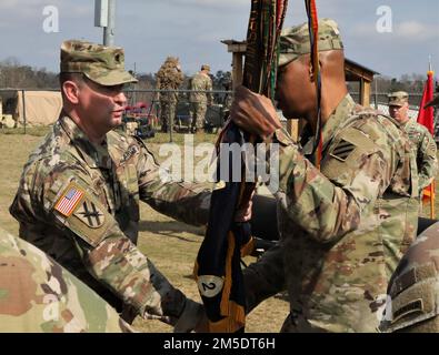 USA Oberstleutnant John Avera, ehemaliger Befehlshaber des 2. Bataillons, 121. Infanterie-Regiment, übergibt die Bataillonsfarben an Oberst Jason Baker, Befehlshaber des 48. Infanterie-Brigaden-Kampfteams, Georgia Army National Guard, 5. März 2022, in Forsyth, Georgia. Die Farbübergänge symbolisierten Averas Verzicht auf das Kommando. Stockfoto