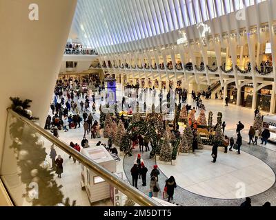 New York, NY, USA - 24. Dezember 2022: Der dekorative Boden im Oculus zu Weihnachten Stockfoto