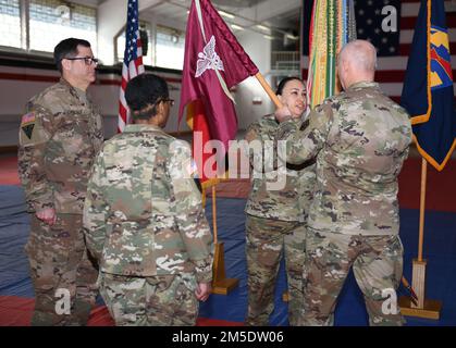 USA Armeereservekollege Alexandre F. Migala, scheidender Befehlshaber der Medizinischen Unterstützungseinheit Europa, 7. Missionsunterstützungskommando, nimmt die Farben der Einheit vom MSU-E-Seniorenführer, Master Sgt. Brenda L. Vejar, während einer Zeremonie zum Kommandowechsel an Kleber Kaserne in Kaiserslautern, Deutschland, am 5. März 2022, an. Stockfoto