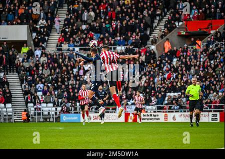 Sunderland AFC Forward Ross Stewart (14) fordert gemeinsam mit Dominic Hyam von Blackburn Rovers bei der EFL-Meisterschaft ein Schneidwerk. Stockfoto