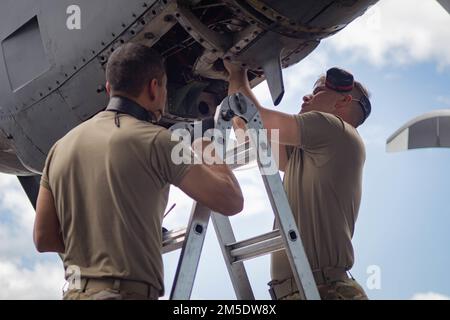 Flugzeuge der 152. Maintenance Group inspizieren den Motor eines Flugzeugs der Nevada Air National Guard C-130 Hercules nach einem Flug im Rahmen einer Übungsübung auf der Hickam Air Force Base, Hawaii, 3. März 2022. Die Airmen arbeiteten daran, sicherzustellen, dass die beiden C-27, die die Nevada Guard zur dreitägigen Ho’oikaika 22-1-Übung auf Hawaii mitbrachte, effektiv und sicher flogen. Stockfoto