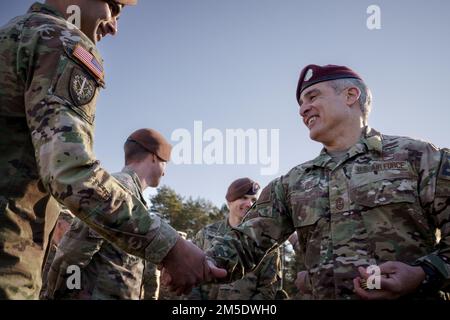 Ramón „CZ“ Colón-López belohnt eine Münze an eine US-amerikanische Soldat der Armee in Camp Adazi, Lettland, 5. März 2022. General Milley, der ranghöchste US-Militärführer, wurde von einem US-Botschafter in Lettland begleitet, John Carwile, dem lettischen Oberleutnant General Leonīds Kalniņš, dem Generalstabschef der Verteidigung, und General Christopher G. Cavoli, dem Befehlshaber des US-Generalstabs Armee Europa und Afrika, für den Besuch. General Milley sagte, dass die jüngsten US-Truppeneinsätze unser Engagement für die NATO zeigen, und sagte den Soldaten, dass ihre Mission darin besteht, NATO-Territorium gegen jede agg zu verteidigen Stockfoto