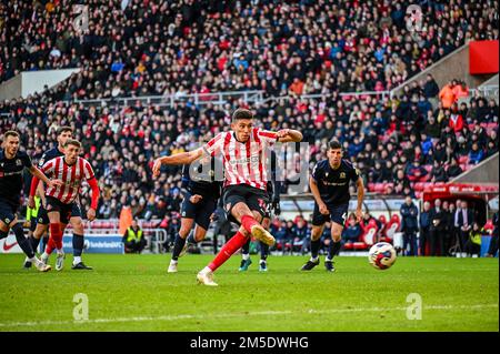 Sunderland AFC Forward Ross Stewart gleicht sich in der EFL-Meisterschaft vom Elfmeter gegen Blackburn Rover aus. Stockfoto