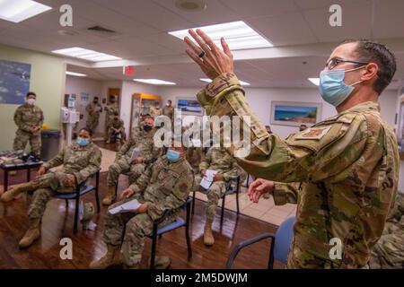 Die 624. Regional Support Group führte am 5. März 2022 auf der Joint Base Pearl Harbor-Hickam eine Schulung zur Unfallversorgung durch. Das TCCC wurde von den USA gegründet Sondereinsatzkommando und ist jetzt die akzeptierte Schlachtfeld-Vorkrankenpflege. Die Ausbildung stellt sicher, dass medizinische Fachkräfte auf eine frühzeitige, lebenserhaltende medizinische Versorgung für verwundetes Personal vorbereitet sind. Die allgemeine Bereitschaft der AFRC hängt von der individuellen Bereitschaft der einzelnen Citizen Airman ab. Stockfoto