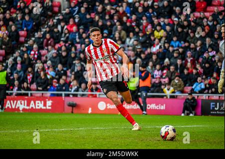 Sunderland AFC Forward Ross Stewart schließt den Blackburn Rovers Torwart bei der EFL-Meisterschaft ab. Stockfoto