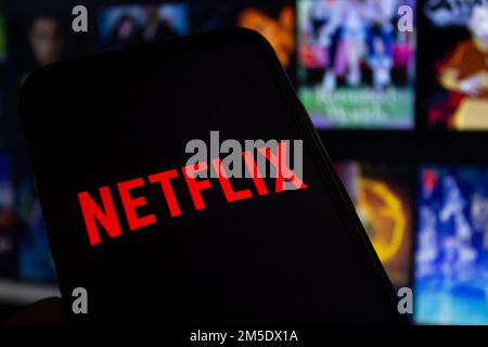 Halten Sie ein Smartphone mit dem Netflix-Logo in der Hand, das auf dem Bildschirm angezeigt wird. Afjonkarahisar, Türkei - 23. Dezember 2022. Stockfoto
