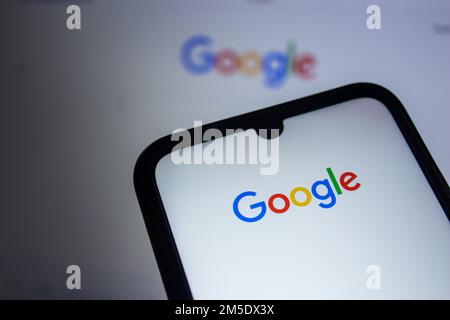 Das Google-Logo wird auf dem Smartphone-Bildschirm angezeigt. Afjonkarahisar, Türkei - 23. Dezember 2022. Stockfoto