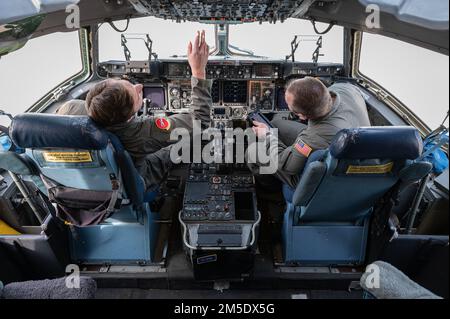 USA Air Force Tech. Sgt. Conner Collins, ein Ladermeister der 167. Airlift-Geschwader, führt eine Preflight-Checkliste mit Master Sgt. Nathan Smith in einem C-17 Globemaster III-Flugzeug während einer Unit Training Assembly im 167. Airlift Wing, Martinsburg, West Virginia, 5. März 2022 durch. Inspektionen vor dem Flug sind ein wichtiger Bestandteil der Sicherheit und Integrität des Luftfahrzeugs. Stockfoto