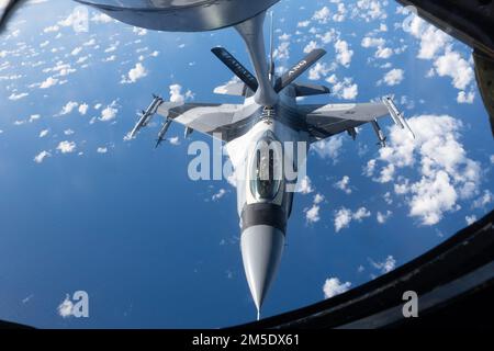 Ein F-16 Fighting Falcon, der der 18. Aggressor-Staffel zugewiesen wurde, erhält Treibstoff von einem KC-135 Stratotanker, der der 203. Luftbetankungs-Staffel während der Ho'oikaika Readiness-Übung am 5. März 2022 in der Nähe von Oahu, Hawaii, zugewiesen wurde. Während der Übung setzte das 18. Aggressor-Geschwader Kampftaktiken ein, zusammen mit F-22-Raptoren der 5. Generation der 199. Und 19. Kampfgeschwader, die sich in Luftkampf über den Pazifik befanden. Stockfoto