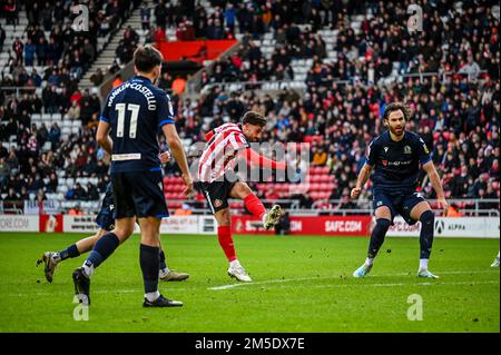 Patrick Roberts, AFC-Forward von Sunderland, schießt bei der EFL-Meisterschaft auf das Tor der Blackburn Rover. Stockfoto