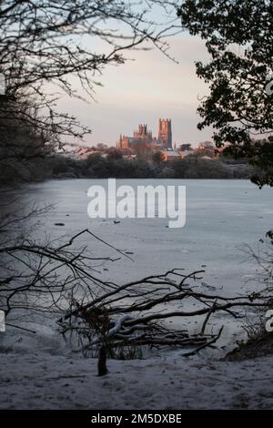 Ely Cathedral and a Frozen Roswell Pits, on a cold frosty morning, Ely, Cambridgeshire, England, Dezember 2022 Stockfoto