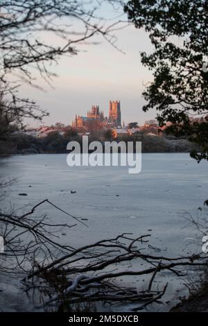 Ely Cathedral and a Frozen Roswell Pits, on a cold frosty morning, Ely, Cambridgeshire, England, Dezember 2022 Stockfoto