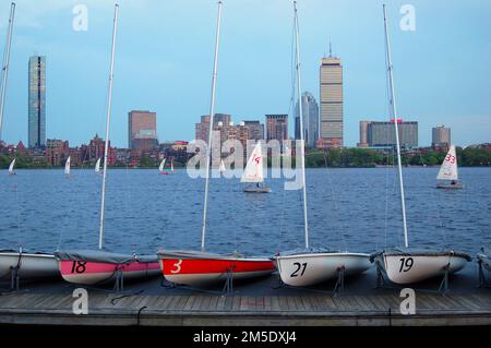 Kleine Segelboote liegen an einer Anlegestelle auf der anderen Seite des Charles River mit Blick auf die Skyline von Boston Stockfoto