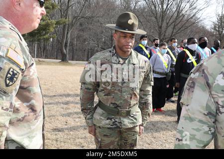 Sgt. 1. Class Quintin Queen, Senior Drill Sergeant, Maryland National Guard, Recruiting and Retention Battalion, trägt seinen Senior Drill Sergeant Gürtel zum ersten Mal während einer Zeremonie zum De-Hatting und Verantwortungswechsel im Camp Fretterd Military Reservation in Reisterstown, Maryland, am 5. März 2022. Die De-Hatting-Zeremonie ist eine symbolische Tradition, bei der Drillsergeants nach Abschluss ihrer Tour ihre Wahlkampfhüte in den Ruhestand setzen. Stockfoto