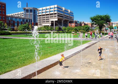 Kinder spielen in den Springbrunnen des Rose Kennedy Greenway in Boston, der im Rahmen des Big Dig-Projekts geschaffen wurde Stockfoto