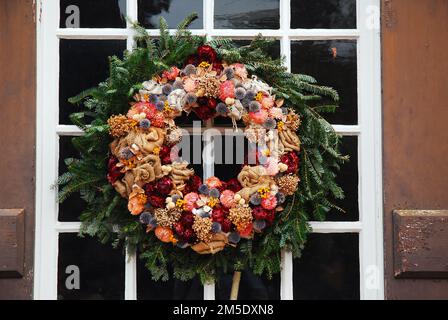 Ein schöner Weihnachtskranz hängt an der Tür eines Kolonialhauses in Virginia Stockfoto