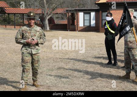 Sgt. 1. Klasse Quintin Queen, ein Senior Drill Sergeant, dem Maryland National Guard Rekrutierung und Rettung Bataillon zugeteilt, Adressen: Rekrutierungs- und Nachhaltigkeitsprogramm-Soldaten, die zum ersten Mal in seiner neuen Rolle nach einer Zeremonie zum Enthattting und zur Änderung der Verantwortung im Militärreservat Camp Fretterd in Reisterstown, Maryland, am 5. März 2022 zum selben Bataillon ernannt wurden. Während der Rede von Queen ermutigte er die RSP-Soldaten, ihre Träume nie aufzugeben, egal, wie schwierig sie auch sein mögen. Stockfoto