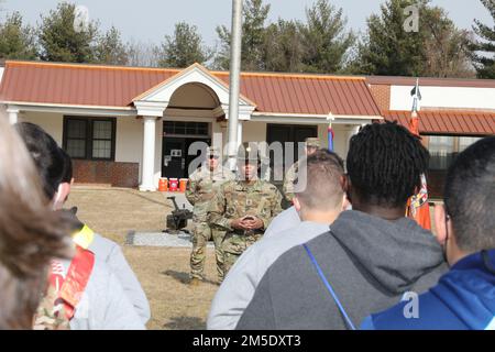 Sgt. 1. Klasse Quintin Queen, ein Senior Drill Sergeant, dem Maryland National Guard Rekrutierung und Rettung Bataillon zugeteilt, Adressen: Rekrutierungs- und Nachhaltigkeitsprogramm-Soldaten, die zum ersten Mal in seiner neuen Rolle nach einer Zeremonie zum Enthattting und zur Änderung der Verantwortung im Militärreservat Camp Fretterd in Reisterstown, Maryland, am 5. März 2022 zum selben Bataillon ernannt wurden. Während der Rede von Queen ermutigte er die RSP-Soldaten, ihre Träume nie aufzugeben, egal, wie schwierig sie auch sein mögen. Stockfoto