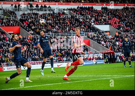 Dan Ballard, der AFC-Verteidiger von Sunderland, geht bei der EFL-Meisterschaft auf das Tor der Blackburn Rover zu. Stockfoto