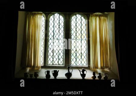 Die Sonne scheint durch ein mittelalterliches Fenster - John Gollop Stockfoto