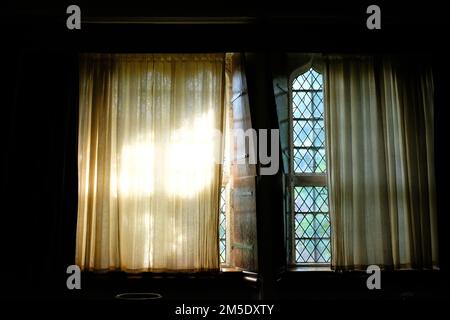 Die Sonne scheint durch ein mittelalterliches Fenster - John Gollop Stockfoto