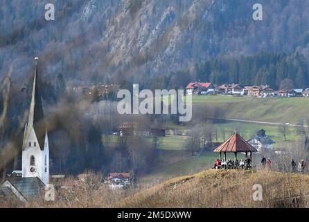 Oberstdorf, Deutschland. 28. Dezember 2022. Zu Beginn des Four Hills Tournaments 71. sind Ausflugsfahrer in der Nähe der Schattenberger Skisprungschanze unterwegs. Kredit: Angelika Warmuth/dpa/Alamy Live News Stockfoto