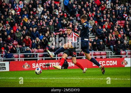 Sunderland AFC Forward Ross Stewart schießt gegen Blackburn Rover in der EFL-Meisterschaft. Stockfoto