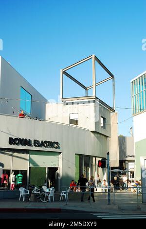 Das Edgemar Shopping Center in Santa Monica, entworfen von Frank Gehry, ist ein gehobener platz mit hochwertigen und luxuriösen Geschäften Stockfoto