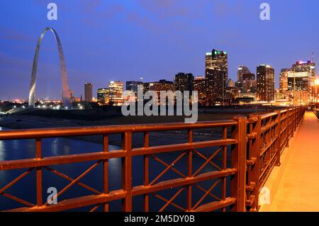 Die Skyline von St. Louis bei Nacht, von der EADS Bridge aus gesehen, ist der Gateway Arch Stockfoto