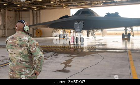 Chief Master Sgt. Leroy McCardell Jr., 131. Bombenflügel Kommandoleiter Sergeant, besucht die Fluglinie auf der Whiteman Air Force Base, Missouri, 6. März 2022. McCardell traf sich mit 131. Teamchefs der Wartungsgruppe und half ihnen beim Marshalling und Abschuss eines B-2 Spirit Tarnbombers. Stockfoto