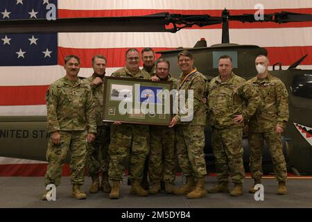 Chief Warrant Officer 5 Jeff Burkhardt tritt nach mehr als 40 Jahren im Dienst der Washington Army National Guard in den Ruhestand. Die Zeremonie fand am 5. März 2022 auf der Joint Base Lewis-McChord, Washington, statt. Stockfoto