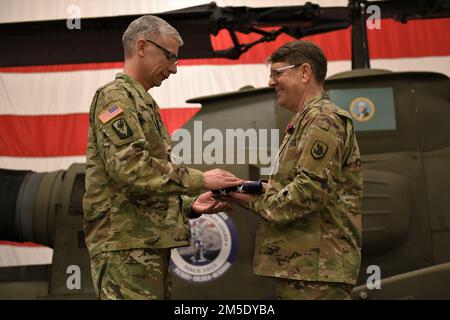 Chief Warrant Officer 5 Jeff Burkhardt tritt nach mehr als 40 Jahren im Dienst der Washington Army National Guard in den Ruhestand. Die Zeremonie fand am 5. März 2022 auf der Joint Base Lewis-McChord, Washington, statt. Stockfoto