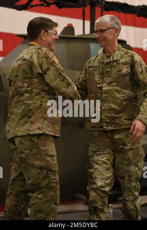 Chief Warrant Officer 5 Jeff Burkhardt tritt nach mehr als 40 Jahren im Dienst der Washington Army National Guard in den Ruhestand. Die Zeremonie fand am 5. März 2022 auf der Joint Base Lewis-McChord, Washington, statt. Stockfoto