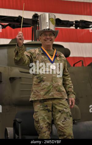 Chief Warrant Officer 5 Jeff Burkhardt tritt nach mehr als 40 Jahren im Dienst der Washington Army National Guard in den Ruhestand. Die Zeremonie fand am 5. März 2022 auf der Joint Base Lewis-McChord, Washington, statt. Stockfoto