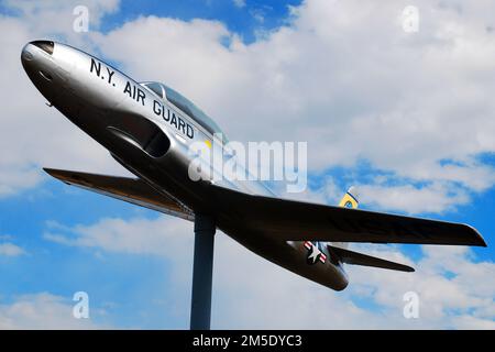 Am Eingang des Westchester County Airport steht ein Lockheed T33 Jet Fighter, auch bekannt als Flugzeug auf einem Stock Stockfoto