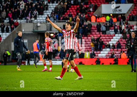 Sunderland AFC-Verteidiger Luke O'Nien feiert mit dem EFL Championship-Sieg über Blackburn Rover. Stockfoto