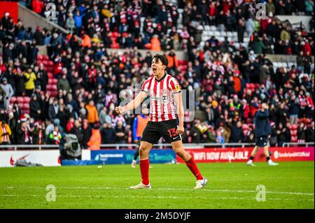 Sunderland AFC-Verteidiger Luke O'Nien feiert mit dem EFL Championship-Sieg über Blackburn Rover. Stockfoto