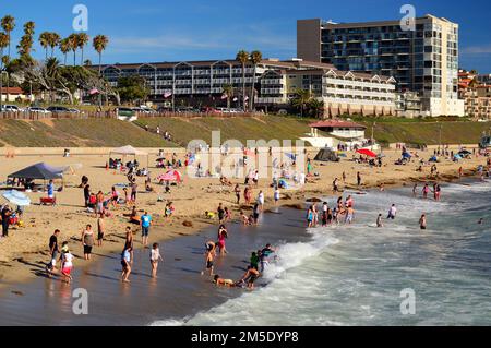 Ein sonniger Tag bringt die Menge am Redondo Beach, Kalifornien, zum Vorschein Stockfoto