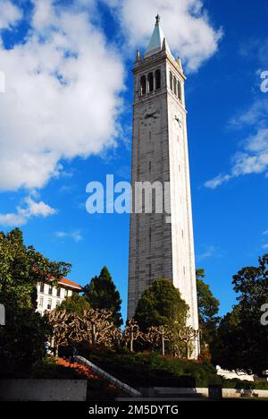 Der Sather Campanile, Glockenturm, erhebt sich auf dem Campus der University of California Berkeley, Cal, Stockfoto