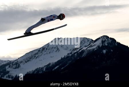 Oberstdorf, Deutschland. 28. Dezember 2022. Nordic/Ski Jumping, Weltmeisterschaft, Four Hills Tournament, Large Hill, Männer, Ausbildung: Manuel Fettner (Österreich) Aktion. Kredit: Angelika Warmuth/dpa/Alamy Live News Stockfoto